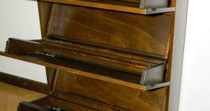 Scarpiera in legno su misura artigianale